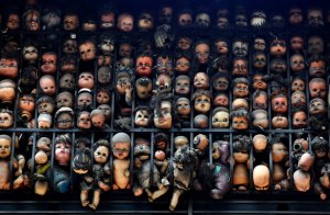 Una mirada al “terror” en Caracas: Conozca el balcón de las muñecas (Fotos)