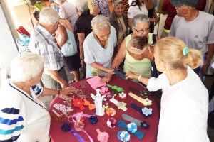 Abuelos mirandinos celebraron su aniversario con un bazar (Fotos)