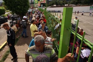 Por jabón en polvo, azúcar y pañales continúan las colas en supermercados de San Cristóbal