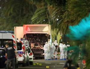 Un operador de grúas se colgó del camión del asesino de Niza para intentar detenerlo