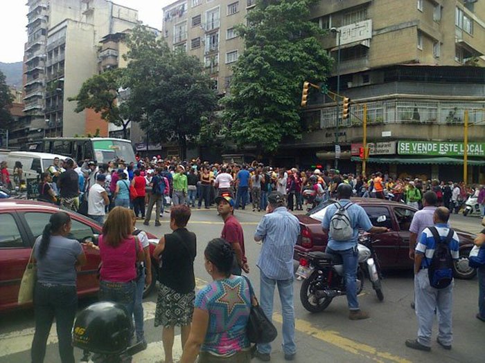 Niña de tres años fue herida de bala durante venta de comida en Caracas