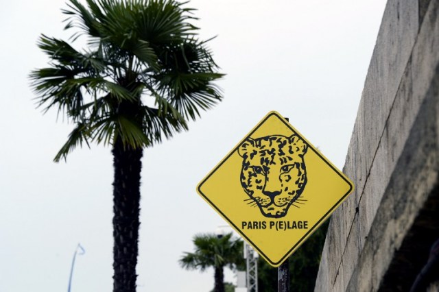 A picture taken in central Paris, on July 20, 2016 in Paris Plage (Paris Beach) on the bank of the Seine river shows a sign with a French play on words with "Paris beach/fur". The 15th edition of Paris Plage will run until September 4, 2016. / AFP PHOTO / BERTRAND GUAY