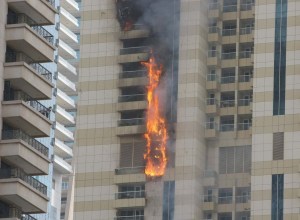 Incendio en lujoso rascacielos de Dubái (fotos)