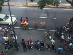 Llegaron las mesas de dominó en las colas para comprar comida (FOTOS)