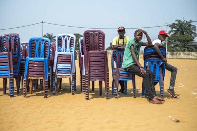 Los jóvenes esperan en una pila de sillas después de una ceremonia de lanzamiento de una campaña de respuesta frente a la fiebre amarilla en el distrito de Kisenso, Kinshasa, el 20 de julio de 2016. Última mes de junio, el Ministerio de Salud D. R. Congo declaró una epidemia de fiebre amarilla en tres provincias del país, siendo una de las principales preocupaciones de las zonas fronterizas y la poblada ciudad de Kinshasa. Kisenso es una de las zonas de salud de Kinshasa y se considera un área de casos sospechosos y confirmados de fiebre amarilla. Eduardo Soteras / AFP