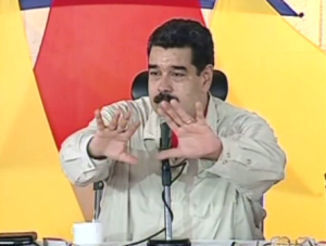 ¡La era del trueque! Maduro intercambia huevos con su familia (Video)