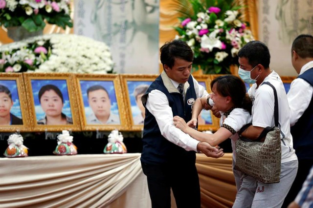 Una familiar rompe a llorar durante una misa en memoria de los 24 ciudadanos chinos que murieron al incendiarse un autobús el pasado martes, en Taoyuan, Taiwán, hoy, 21 de julio de 2016. El autobús se incendió en la Autopista Nacional Número 2, cuando se dirigía al aeropuerto en el último día de estancia del grupo en Taiwán. Además de los 24 fallecidos chinos murieron en el accidente, en el que no hubo supervivientes, el conductor y un guía taiwanés. EFE/Ritchie B. Tongo