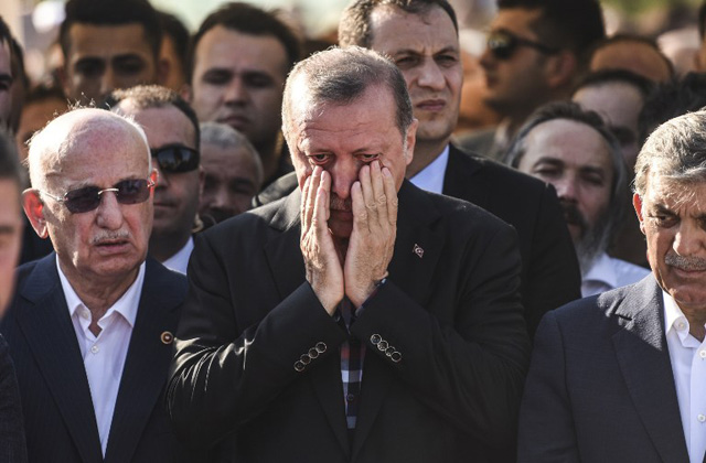EDITORS NOTE: Graphic content / Turkey's President Recep Tayyip Erdogan (C) reacts after attending the funeral of a victim of the coup attempt in Istanbul on July 17, 2016. Turkish President Recep Tayyip Erdogan vowed today to purge the "virus" within state bodies, during a speech at the funeral of victims killed during the coup bid he blames on his enemy Fethullah Gulen. / AFP PHOTO / BULENT KILIC