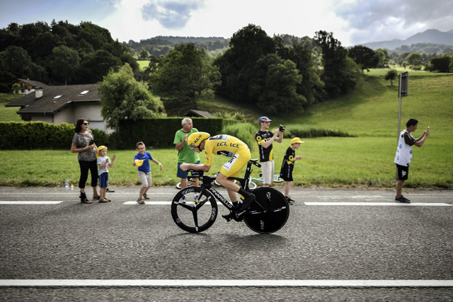 Great Britain's Christopher Froome, wearing the overall leader's yellow jersey, rides past fans during the 17 km individual time-trial, the eighteenth stage of the 103rd edition of the Tour de France cycling race on July 21, 2016 between Sallanches and Megeve, French Alps. / AFP PHOTO / jeff pachoud