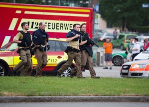 Tres personas armadas y a la fuga, autores ataque de Múnich, según testigos