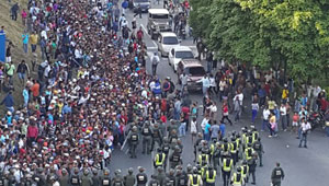 ¿Cola sabrosa?… la impactante cantidad de venezolanos buscando comida en Bicentenario de Terrazas (FOTOS)