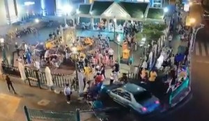 Carro arrolló a un grupo de turistas en un santuario (VIDEO)