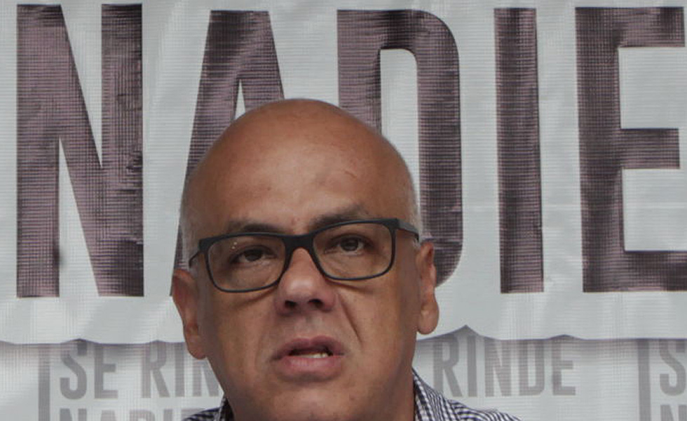 El País: Gritos de “maldito asesino” a Jorge Rodríguez mientras paseaba por México