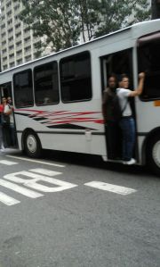 Así de full van las camionetas de Chacaíto tras fallas en el Metro de Caracas