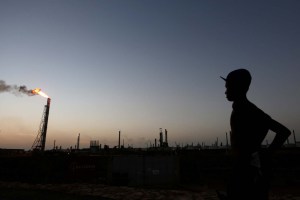 El petróleo frena su subida tras el acuerdo de la Opep de reducir producción