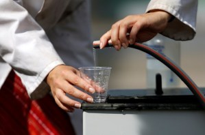 Científicos belgas crean máquina que convierte la orina en agua potable