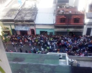 Colas para comprar comida se salen de control en La Candelaria