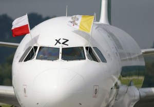 El papa Francisco aterriza en Cracovia para asistir a la JMJ 2016