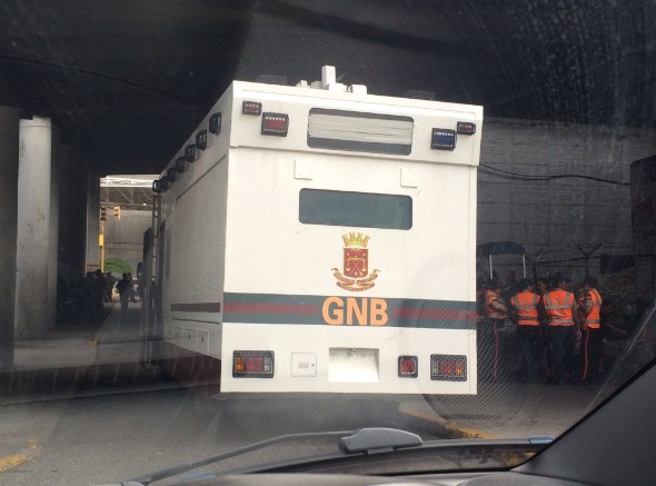 Reportan presencia de tanquetas antimotines de la GNB en las cercanías Bello Monte (Fotos)