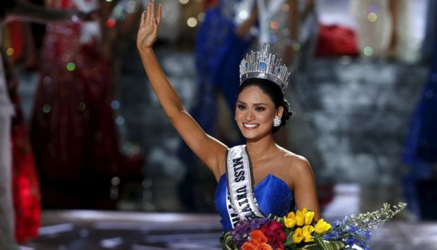 Miss Philippines Pia Alonzo Wurtzbach waves after winning the 2015 Miss Universe Pageant in Las Vegas, Nevada, December 20, 2015. Miss Colombia was originally announced as the winner but the host Steve Harvey made a mistake, show officials said. REUTERS/Steve Marcus TPX IMAGES OF THE DAY ATTENTION EDITORS - FOR EDITORIAL USE ONLY. NOT FOR SALE FOR MARKETING OR ADVERTISING CAMPAIGNS