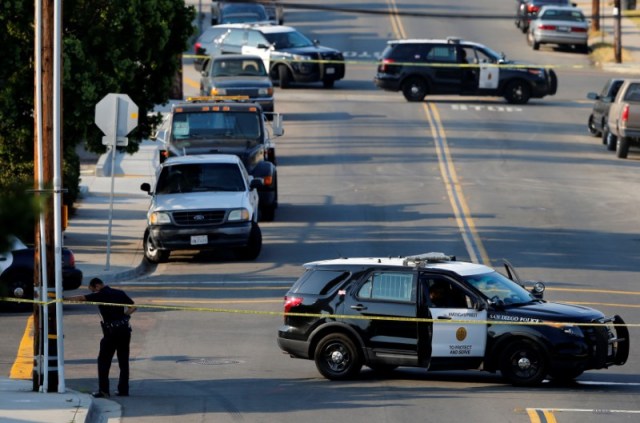 Un oficial de policía revisa la escena luego de que un policía fuera abatido y otro fuera herido, en San Diego, Estados Unidos. 29 de julio de 2016. Un oficial del Departamento de Policía de San Diego fue abatido a tiros y otro fue herido durante un control a un automóvil a última hora del jueves, dijo el viernes la policía, que informó que un sospecho fue detenido. REUTERS/Mike Blake