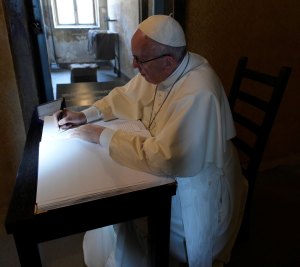 “Señor, perdón por tanta crueldad”, el mensaje que dejó el Papa en Auschwitz