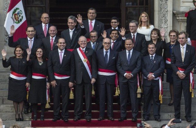 PEl presidente Pedro Pablo Kuczynski de Perú (C) posa con miembros de su gabinete en Palacio de Gobierno en Lima el 28 de julio de 2016.. AFP PHOTO / ERNESTO BENAVIDES