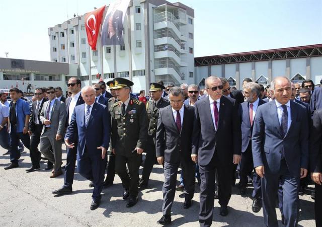 l presidente turco, Recep Tayyip Erdogan (3-d), durante su visita a la sede de las fuerzas especiales en Ankara, Turquía. Foto: EFE