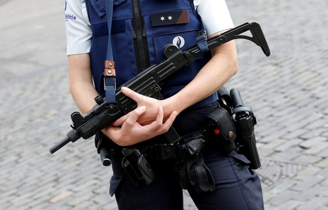 La policía detuvo a dos hombres sospechosos de planear un ataque en Bélgica después de realizar registros domiciliarios en la noche del viernes, dijeron fiscales federales el sábado. En la imagen, un policía en el exterior de la catedral de Sainte-Gudule en Bruselas, 21 de julio de 2016. REUTERS/Francois Lenoir