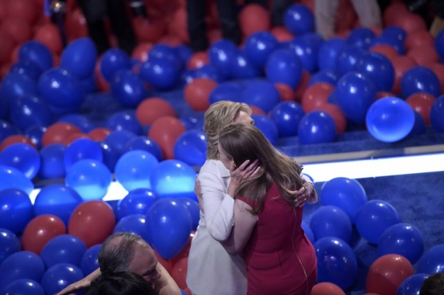 Democratic Presidential candidate Hillary Clinton (L) hugs her daughter Chelsea Clinton during the 2016 Democratic National Convention July 28, 2016 in Philadelphia, Pennsylvania. / AFP PHOTO / Brendan Smialowski