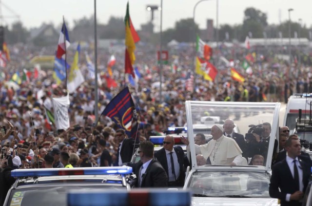 Pope Francis greets faithful as he arrives to the Campus Misericordiae during World Youth Day in Brzegi near Krakow, Poland July 31, 2016. REUTERS/David W Cerny
