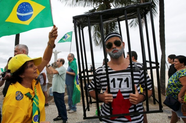 Manifestación para exigir la expulsión definitiva de la suspendida presidenta brasileña Dilma Rousseff en la playa de Copacabana, en Río de Janeiro, Brasil. 31 julio 2016. Cientos de manifestantes pacíficos marcharon el domingo por la playa de Copacabana, en Río de Janeiro, para exigir la expulsión de la suspendida presidenta Dilma Rousseff, en un recordatorio de la turbulencia política que convulsionó Brasil en los meses previos a los Juegos Olímpicos. REUTERS/Mariana Bazo