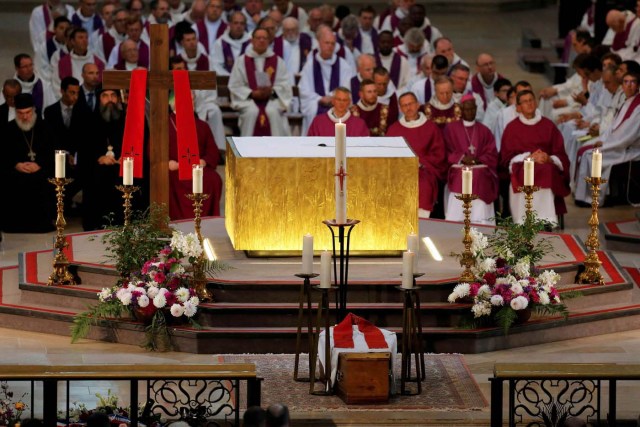 People attend a funeral service to slain French parish priest Father Jacques Hamel at the Cathedral in Rouen, France, August 2, 2016. Father Jacques Hamel was killed last week in an attack on a church at Saint-Etienne-du-Rouvray near Rouen that was carried out by assailants linked to Islamic State.   REUTERS/Charly Triballeau/Pool