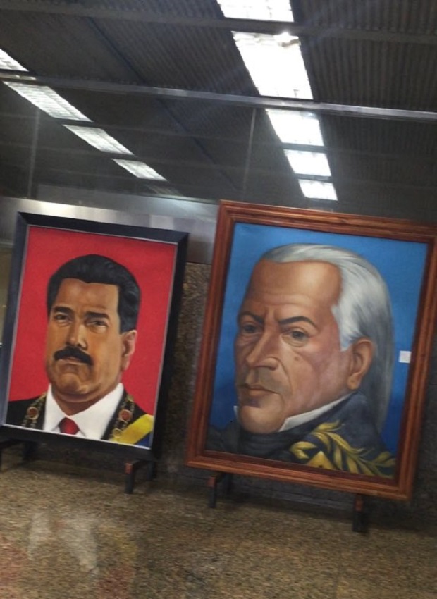 Cuadros de Francisco de Miranda y Maduro en la planta baja del BCV el 02 de agosto de 2016 / lapatilla.com
