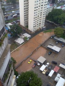 Reportan varias vías inundadas tras fuerte lluvia caída sobre Caracas (Fotos)
