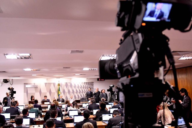 BRA1000. BRASILIA (BRASIL), 04/08/2016.- Vista general durante una votación en la Comisión del Senado hoy, jueves 4 de agosto de 2016. La Comisión del Senado a cargo del proceso, que vota hoy el informe que pide su destitución, identificó "plenas razones" para avanzar hacia la pérdida del mandato de Rousseff, quien responde por graves irregularidades en el manejo de los presupuestos del Estado. EFE/Cadu Gomes