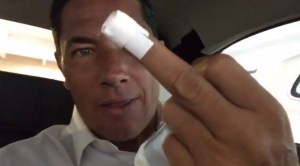 ¡No te lo tomes a mal! Fernando del Rincón mostró su dedo medio en Instagram (Video)