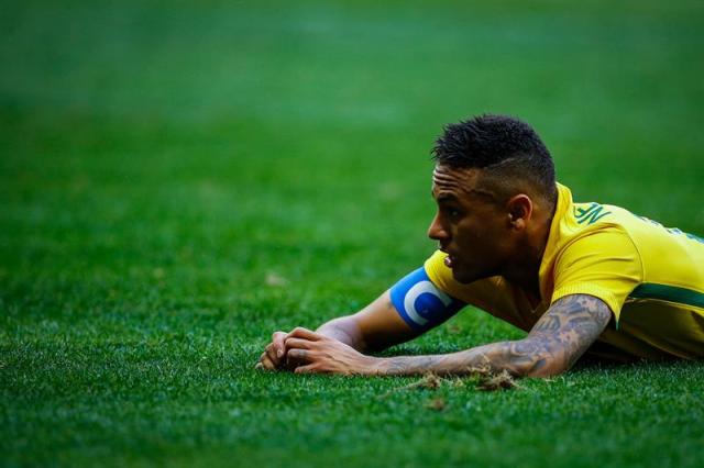 El jugador Neymar de Brasil es visto hoy, jueves 4 de agosto de 2016, durante un juego entre Brasil y Sudamérica de los Juegos Olímpicos Río 2016, que se disputa en el estadio Mane Garrincha en Brasilia (Brasil). EFE