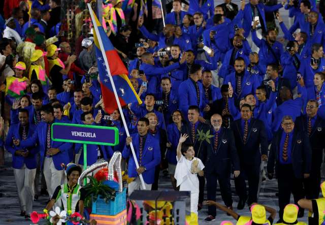 2016 Rio Olympics - Opening ceremony - Maracana - Rio de Janeiro, Brazil - 05/08/2016. Flagbearer Ruben Limardo Gascon (VEN) of Venezuela leads his contingent during the opening ceremony. REUTERS/Stoyan Nenov FOR EDITORIAL USE ONLY. NOT FOR SALE FOR MARKETING OR ADVERTISING CAMPAIGNS.
