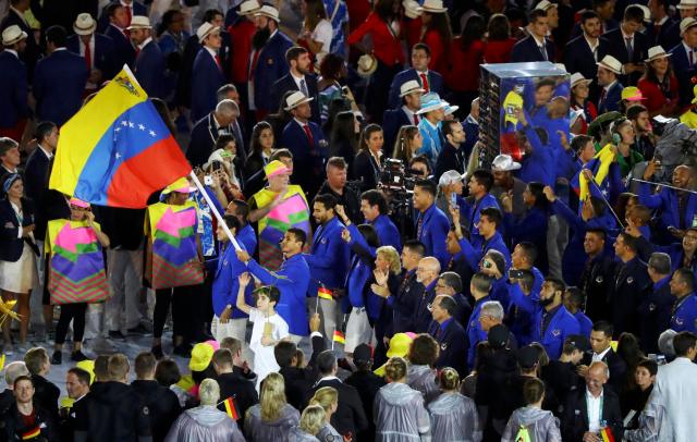 2016 Rio Olympics - Opening ceremony - Maracana - Rio de Janeiro, Brazil - 05/08/2016. Flagbearer Ruben Limardo Gascon (VEN) of Venezuela leads his contingent during the opening ceremony. REUTERS/Mike Blake FOR EDITORIAL USE ONLY. NOT FOR SALE FOR MARKETING OR ADVERTISING CAMPAIGNS.