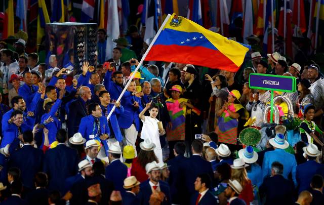 2016 Rio Olympics - Opening ceremony - Maracana - Rio de Janeiro, Brazil - 05/08/2016. Flagbearer Ruben Limardo Gascon (VEN) of Venezuela takes part in the opening ceremony. REUTERS/Ivan Alvarado FOR EDITORIAL USE ONLY. NOT FOR SALE FOR MARKETING OR ADVERTISING CAMPAIGNS.