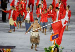 Olimpiadas HOT: Vas a querer “resbalarte” con el abanderado “aceitado” de Tonga (Fotos + Sosita)