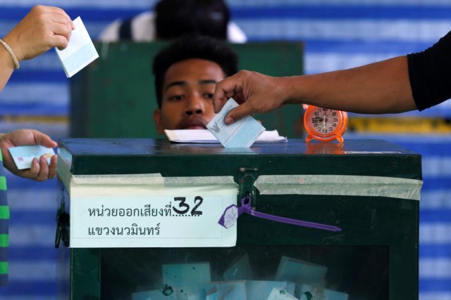 People cast their ballot papers during the referendum on a draft constitution at a polling station in Bangkok, Thailand, August 7, 2016.  REUTERS/Chaiwat Subprasom     TPX IMAGES OF THE DAY