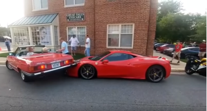 VIDEO: ¿Le saldrá caro? Montó su carro encima de un Ferrari mientras se estacionaba