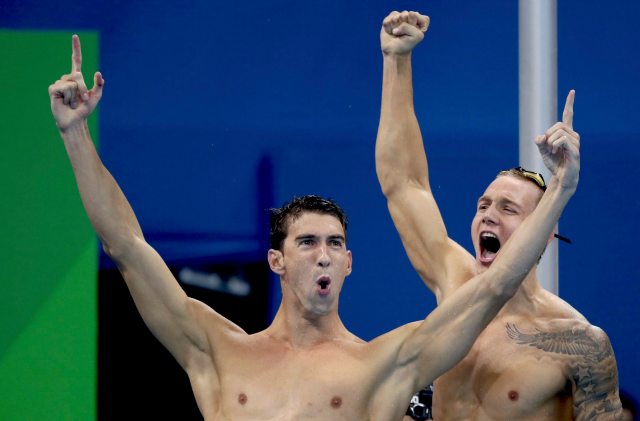 Los estadounidenses Michael Phelps (i) y Ryan Held (d) celebran tras ganar la medalla de oro en la final de los 400 metros por relevos estilo libre hoy, domingo 7 de agosto de 2016, en el Estadio Acuático Olímpico, en el marco de los Juegos Olímpicos 2016, en Río de Janeiro. Foto: Reuters