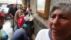 Venezolanos que buscan comida entre la basura cuentan su historia