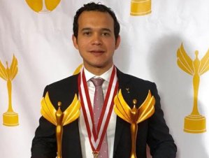 Venezolano gana dos Victory Awards como promesa de la consultoría política
