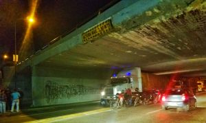 Se atascó camión en el puente de Las Mercedes en Caracas (Foto)