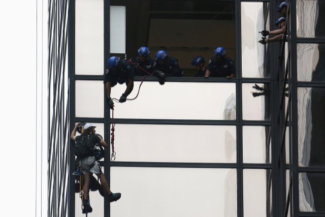 New York Police speak to a climber through a window of Trump Tower in the Manhattan borough of New York, U.S., August 10, 2016. REUTERS/Carlo Allegri