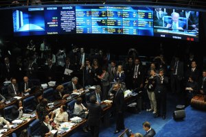 Senado brasileño juzgará a Rousseff y su mandato pende de un hilo